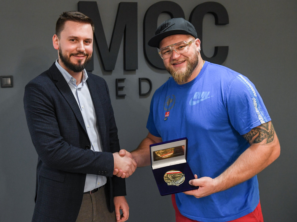 Paweł Fajdek twarzą kampanii "Medale dla najlepszych" firmy MCC Medale