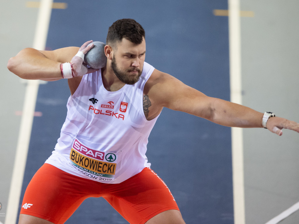 Konrad Bukowiecki organizuje mityng na plaży w Szczytnie